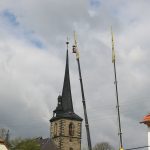 Kirchturm und Kräne